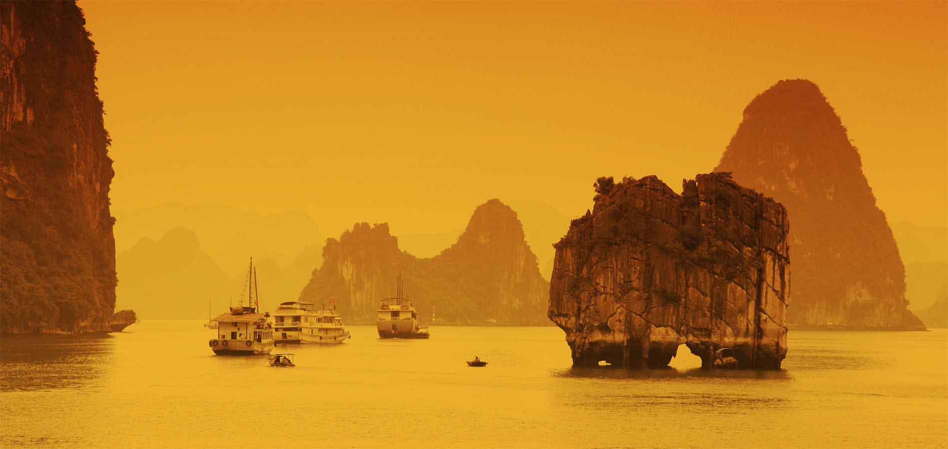 Home 1900x900 Istock Vietnam Noord Halong Bay bootje mooi baai sunset zonsondergang