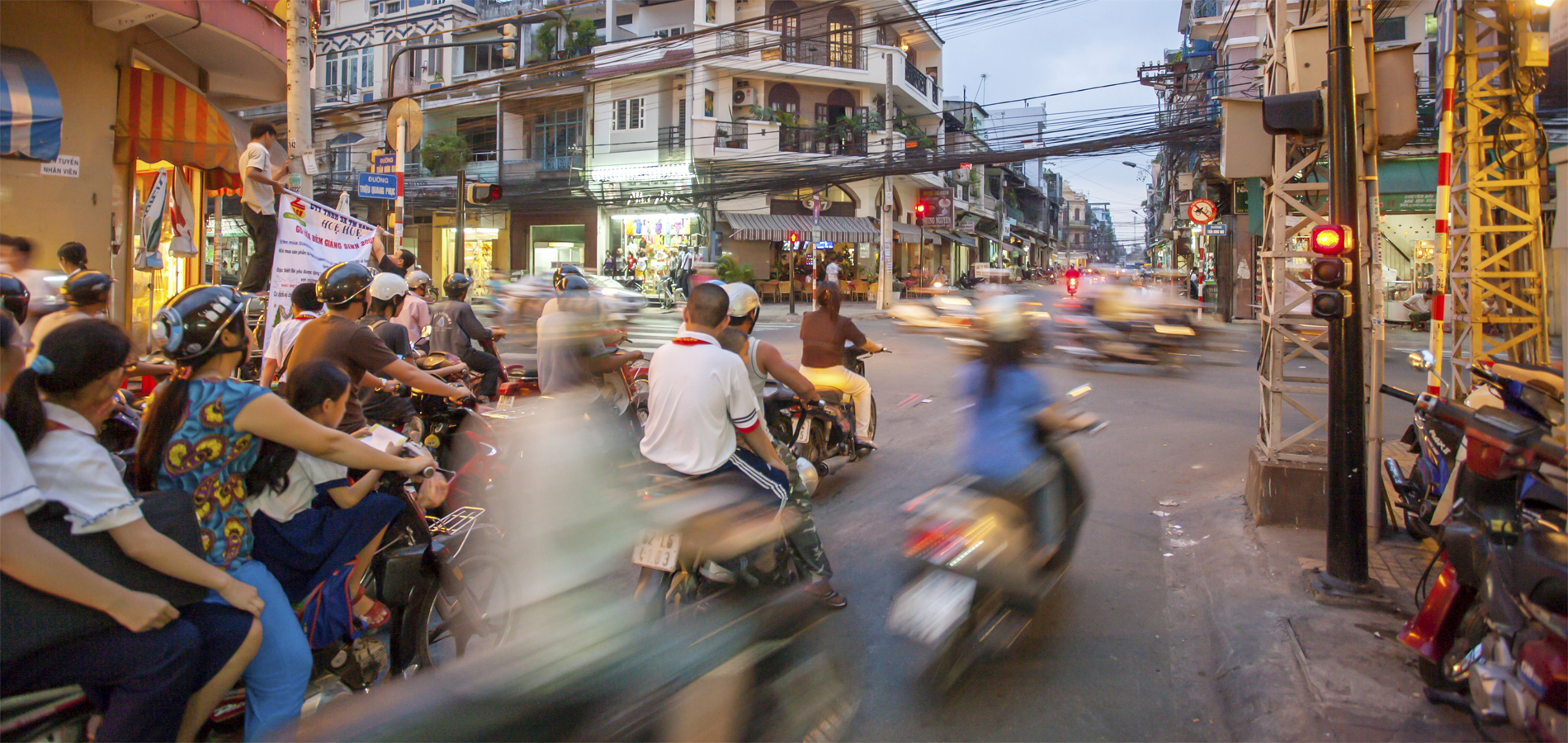 Home 1900x900 Istock Vietnam Zuid Saigon Ho Chi Minh City straat verkeer people