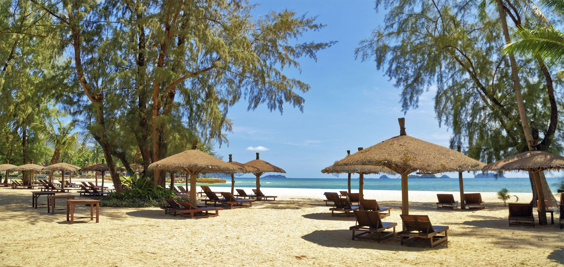 Home 1900x900 Istock Thailand Original Asia Rondreis Vakantie Koh Chang strand beach stoeltjes