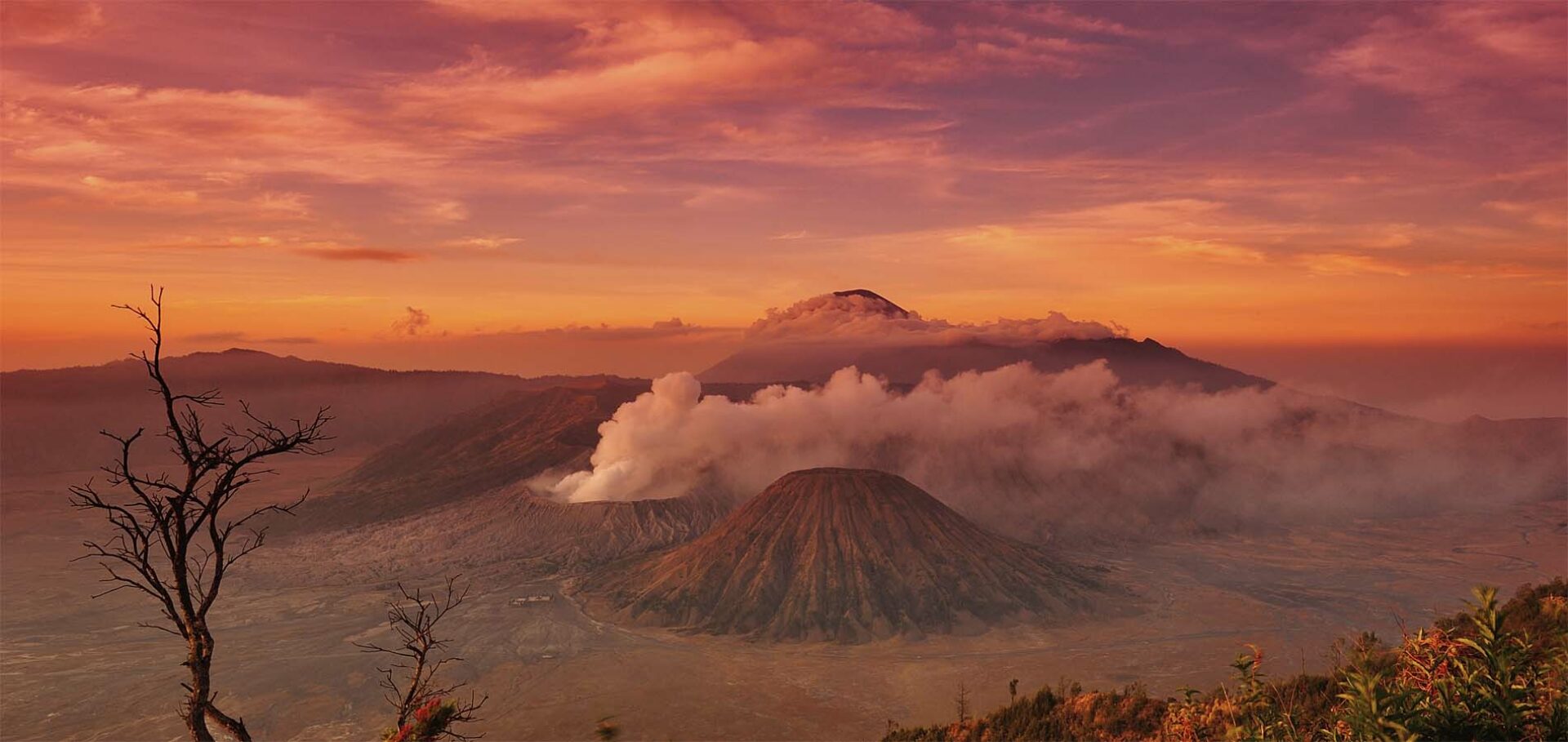 Home 1900x900 Indonesie Istock Java Oost Bromo sunrise zonsopkomst ondergang sunset mooi rood