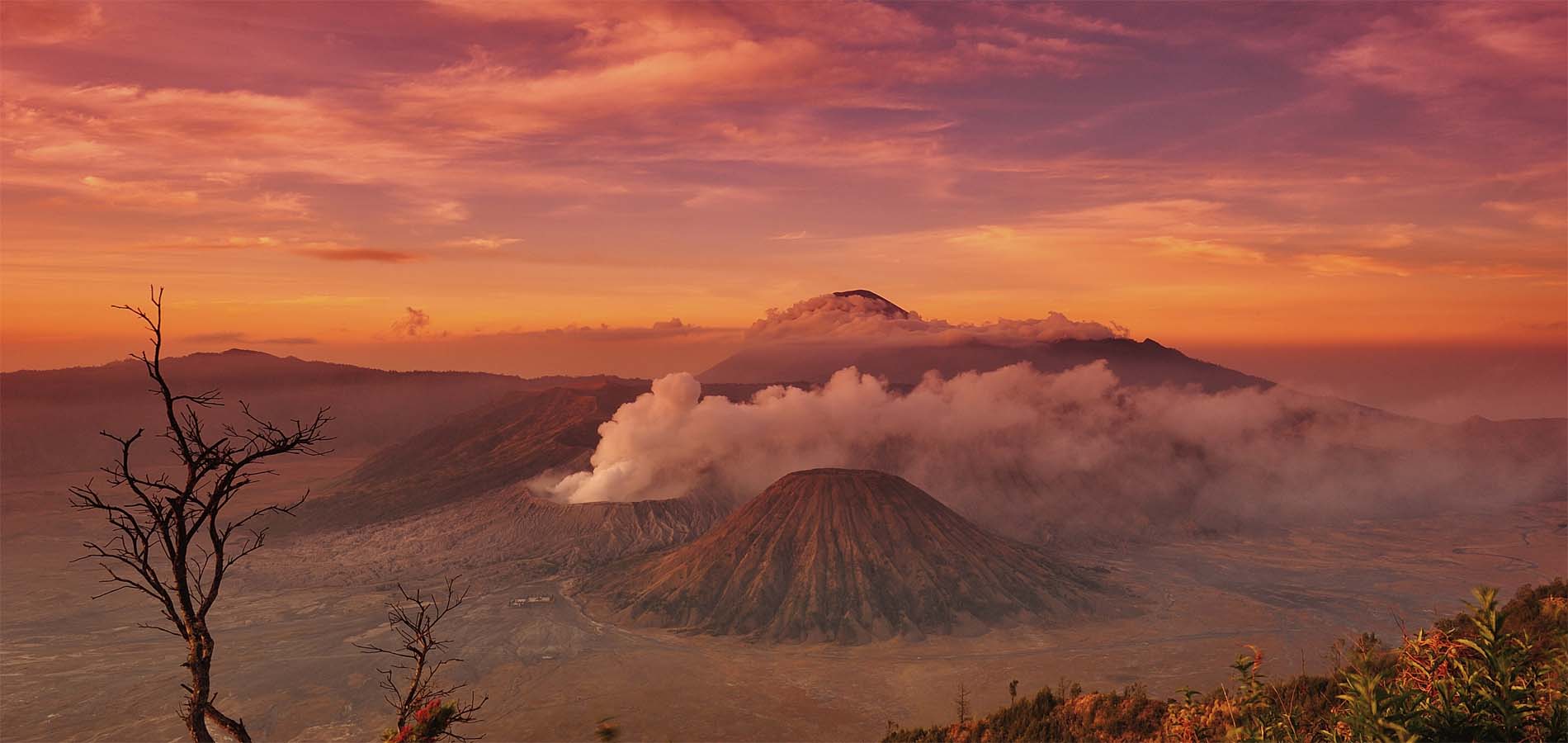 Home 1900x900 Indonesie Istock Java Oost Bromo sunrise zonsopkomst ondergang sunset mooi rood