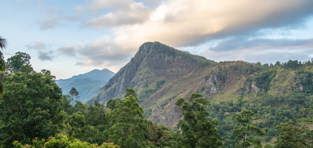 Home-1900x500-Sri-Lanka-Robert-Original-Asia-algemeen-mooi-ella-uitzicht-ella-rock-little-adams-peak-trein-onderweg-1024x485