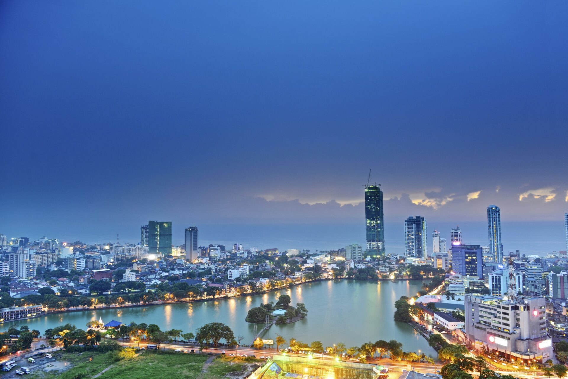 Home Istock Sri Lanka Colombo at night skyline avond