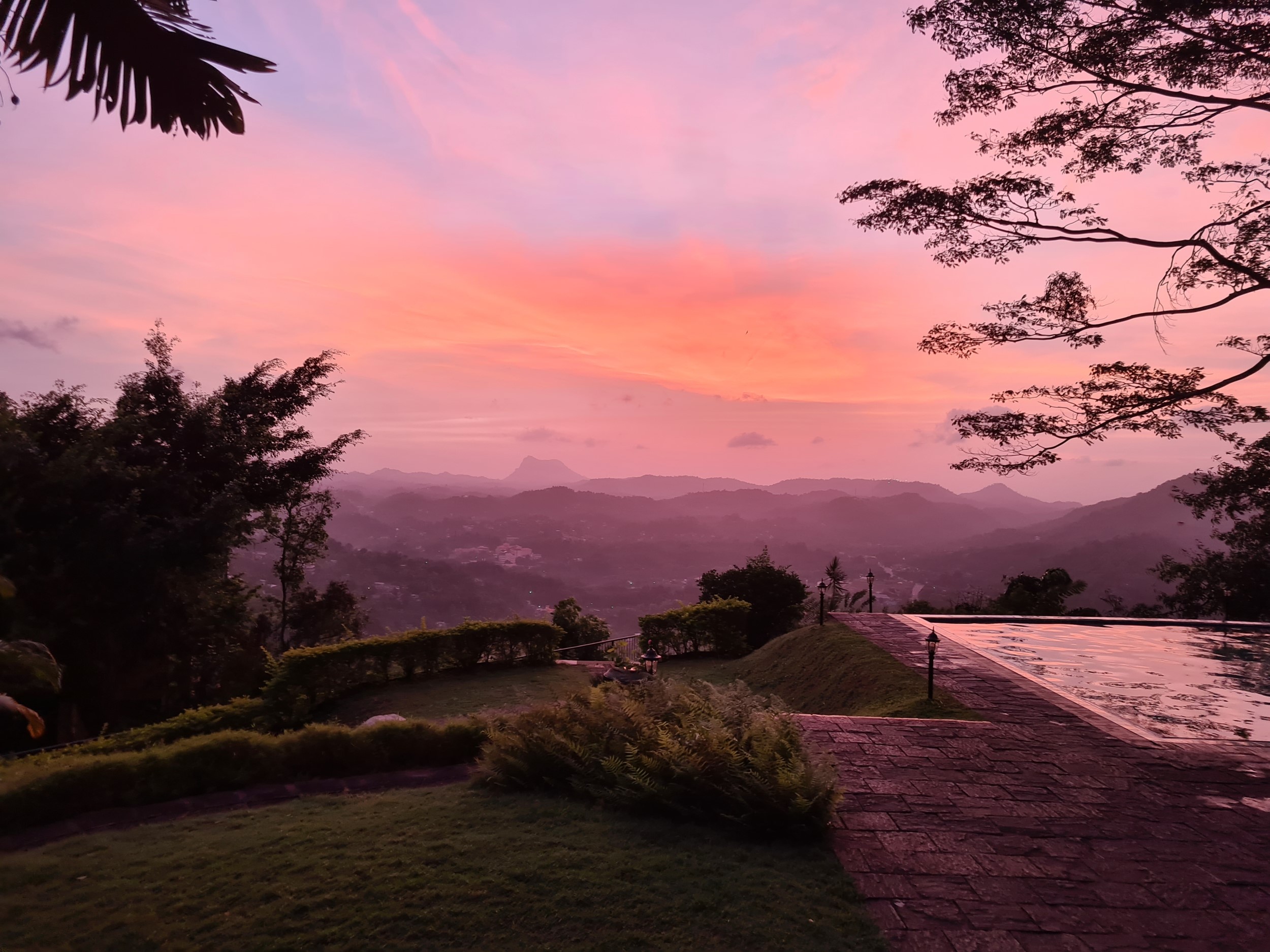 Home Istock Sri Lanka algemeen Kandy sunset zonsondergang mooi