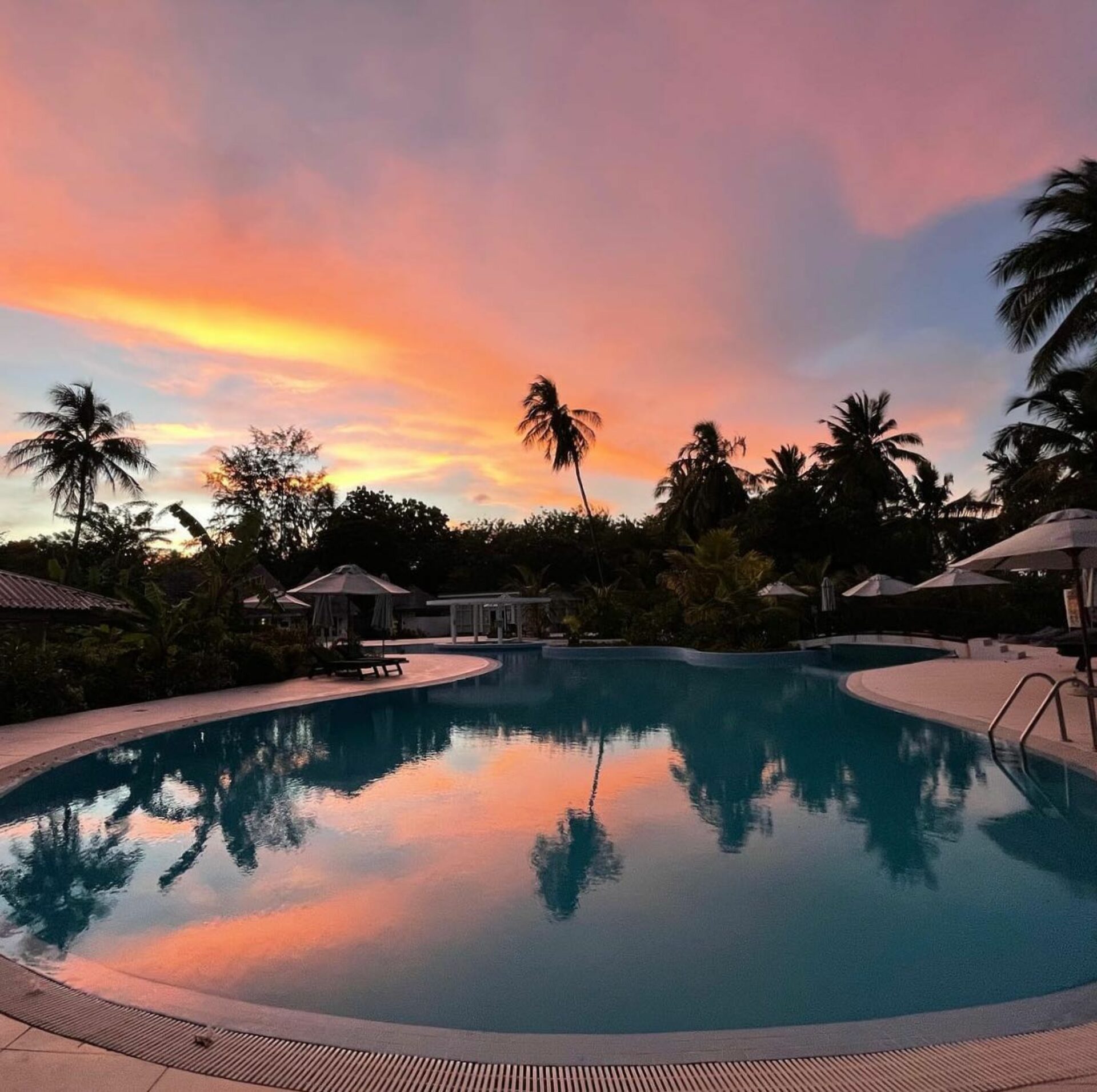 Equator Village Malediven original asia rondreis sri lanka malediven vakantie sunset1